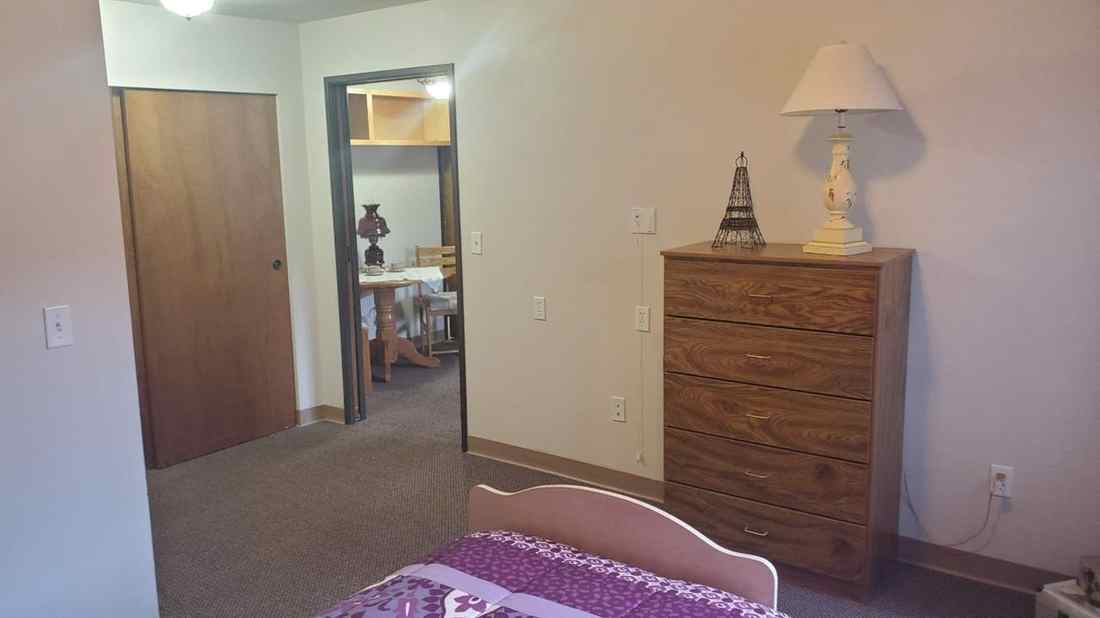 One-bedroom apartment bedroom